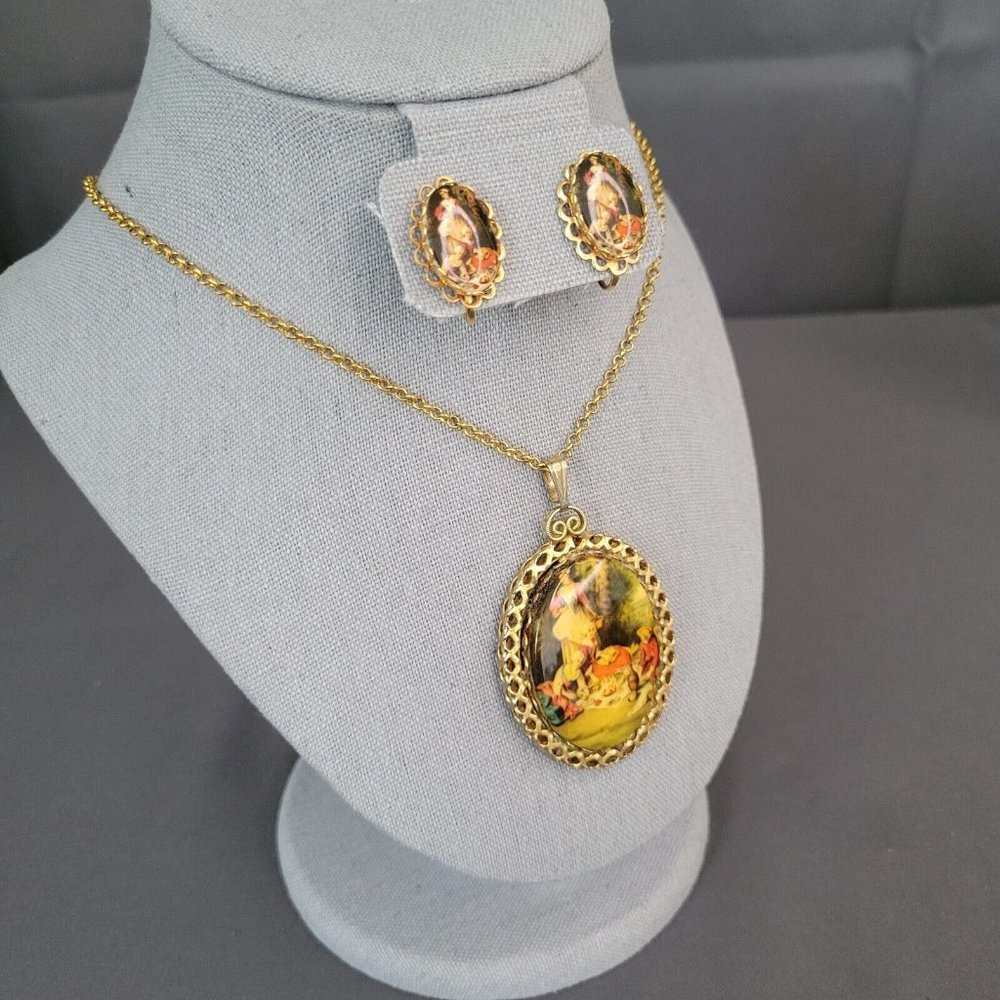 Womens Gold Tone Round Link Chain Colonial Scene Pendant Necklace Earrings Set - Picture 2 of 10